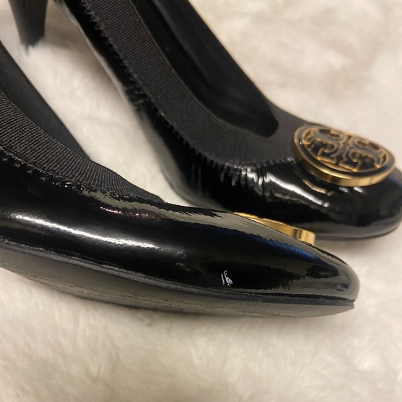 Tory Burch Caroline patent leather 3” heels with gold emblem size 9 - Picture 12 of 13